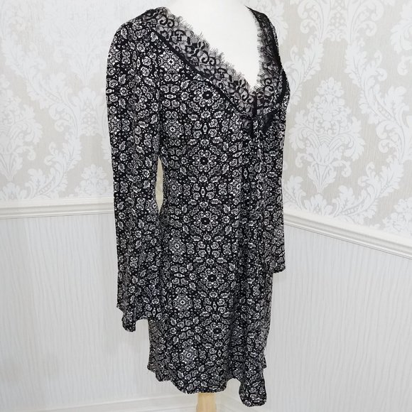 NWT Charlotte Russe Black White Floral Tie Front Long Flare Sleeve Dress XS - Picture 3 of 4